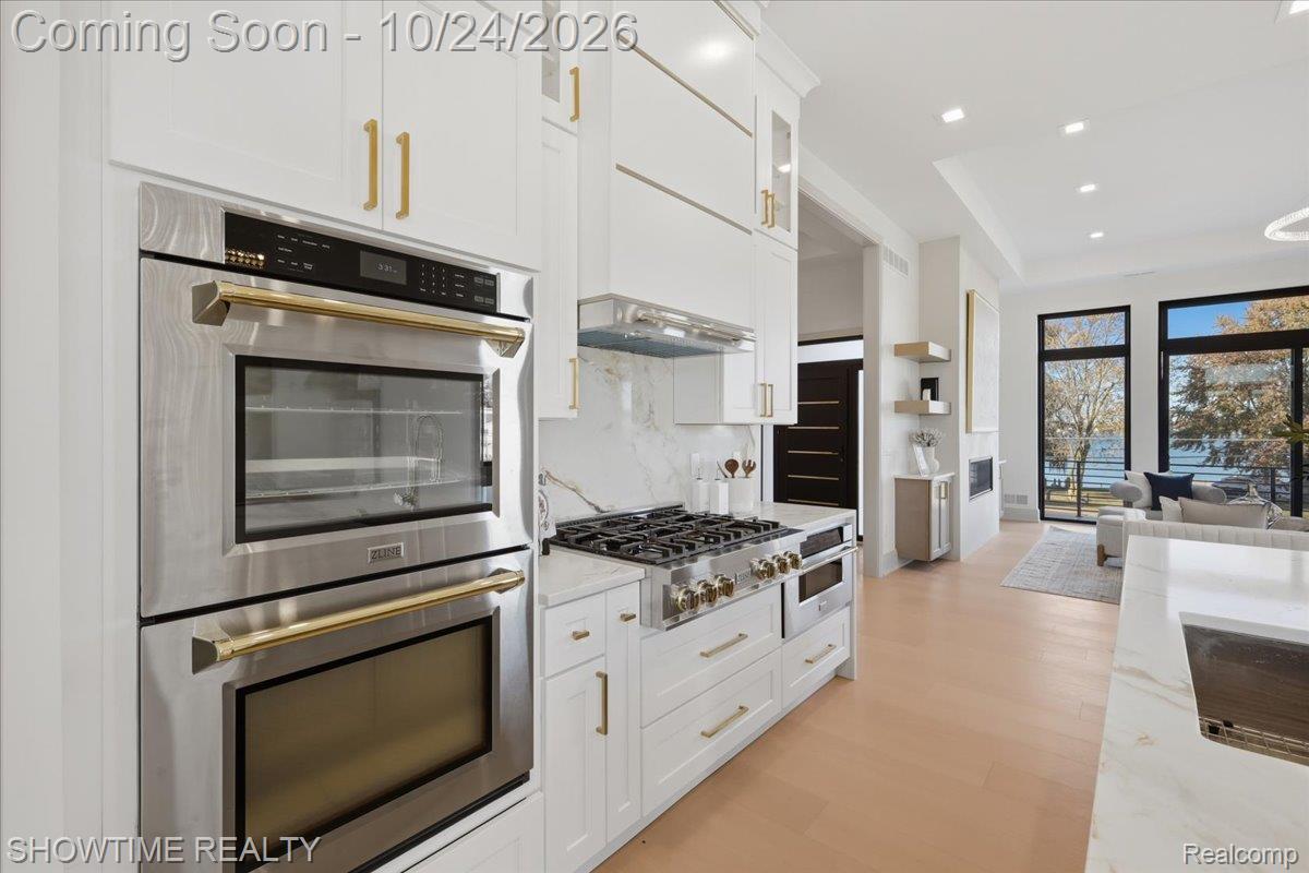 2105 S Long Lake RD