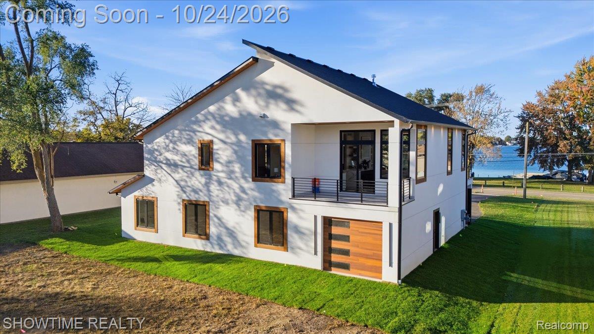 2105 S Long Lake RD