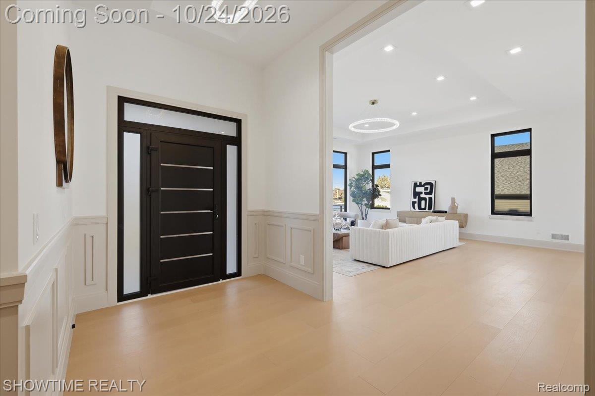 2105 S Long Lake RD