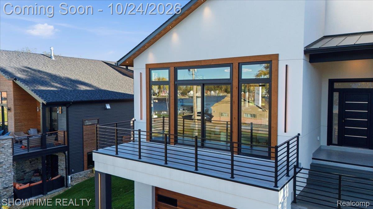 2105 S Long Lake RD