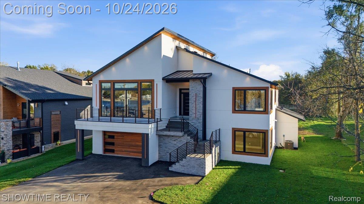 2105 S Long Lake RD