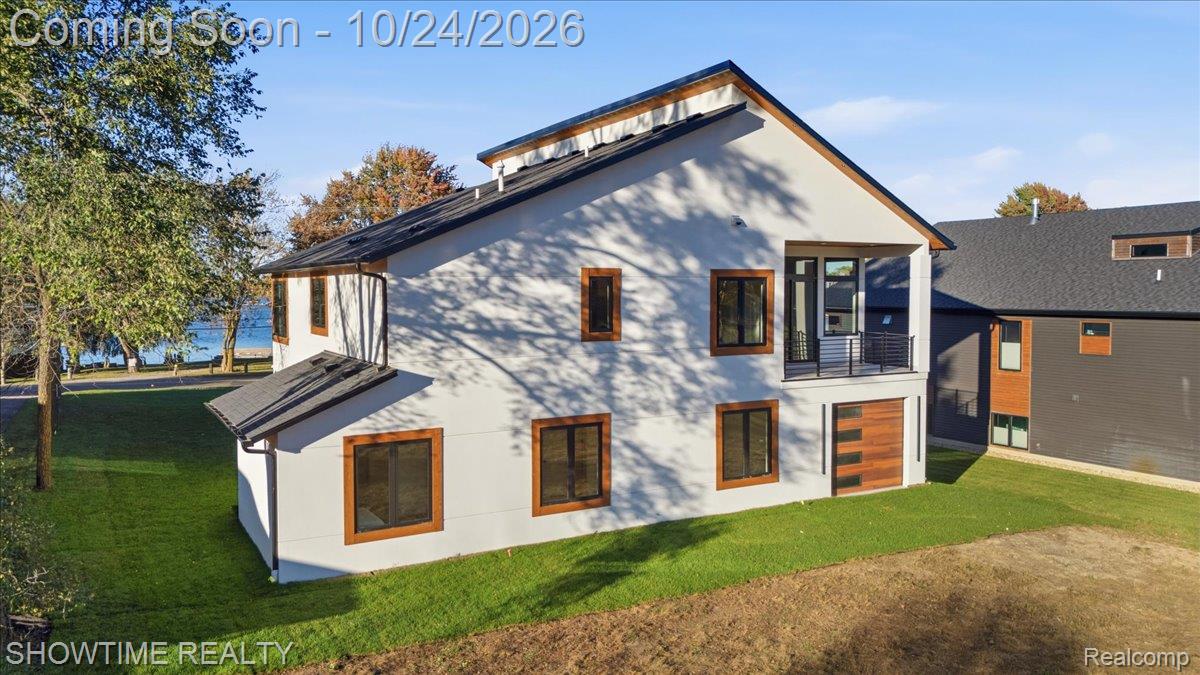 2105 S Long Lake RD