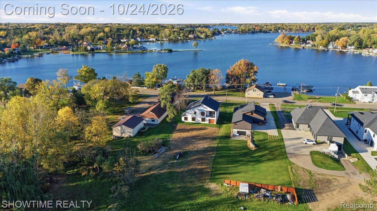 2105 S Long Lake RD