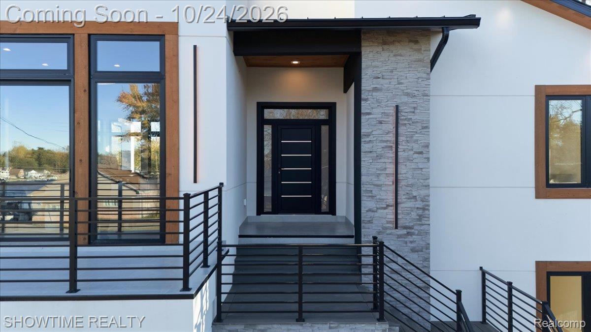 2105 S Long Lake RD