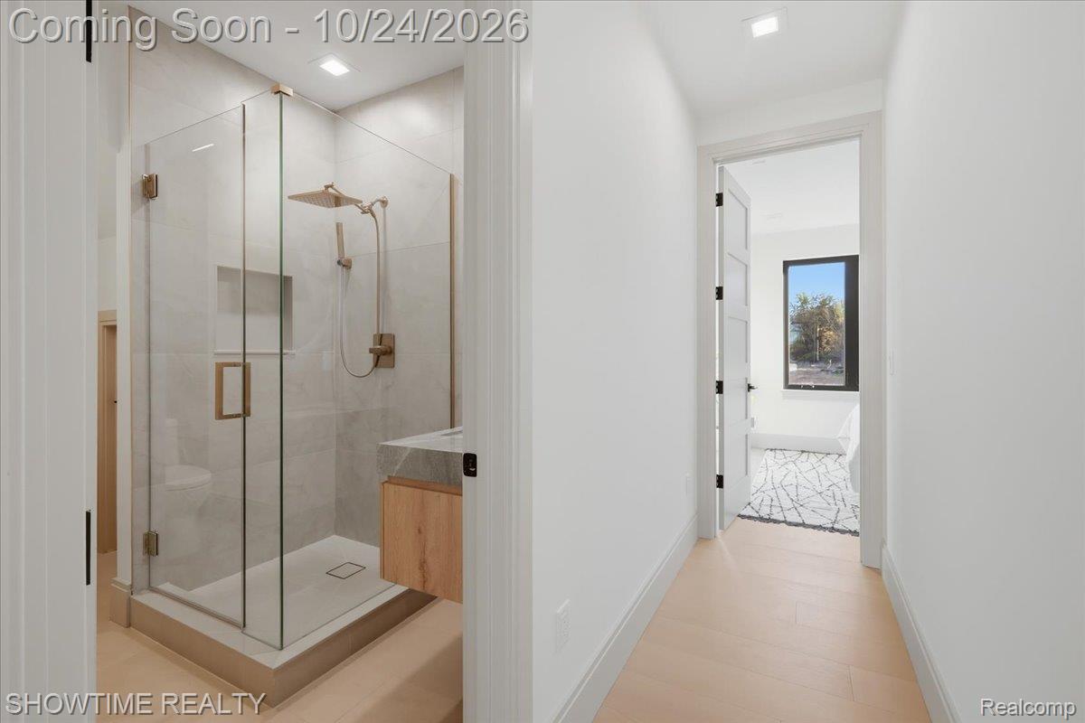 2105 S Long Lake RD
