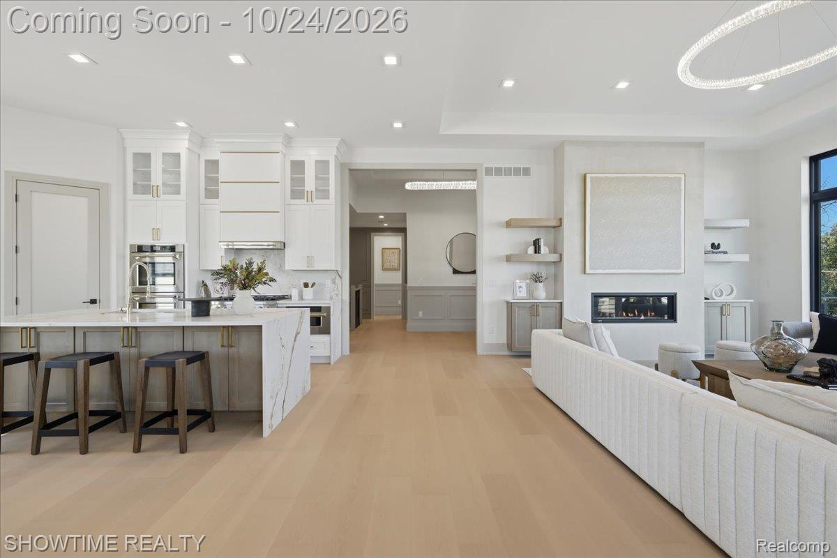 2105 S Long Lake RD