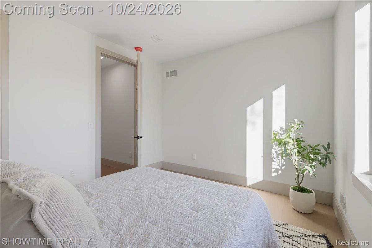 2105 S Long Lake RD