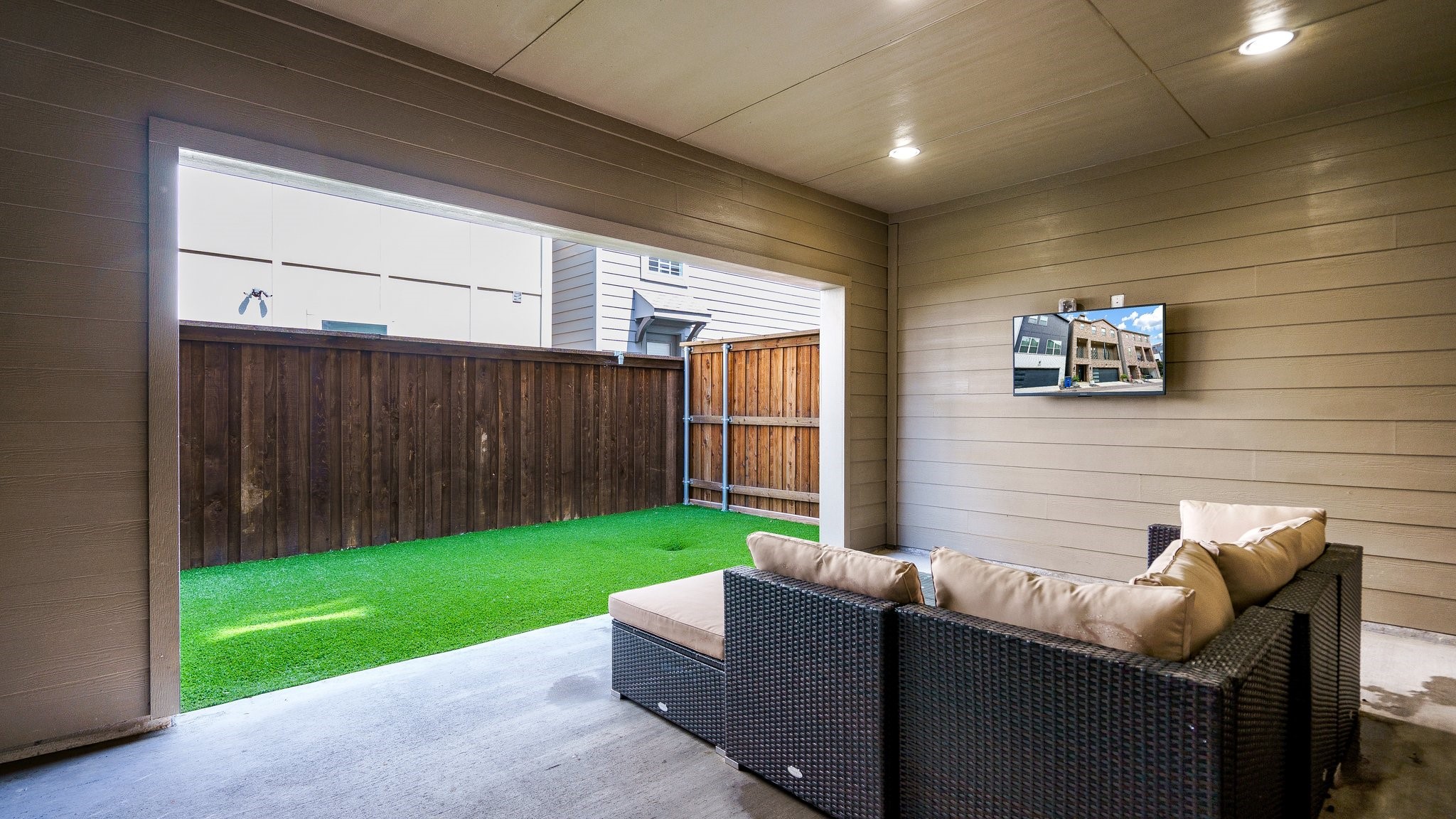 2512 Carolwood Lane