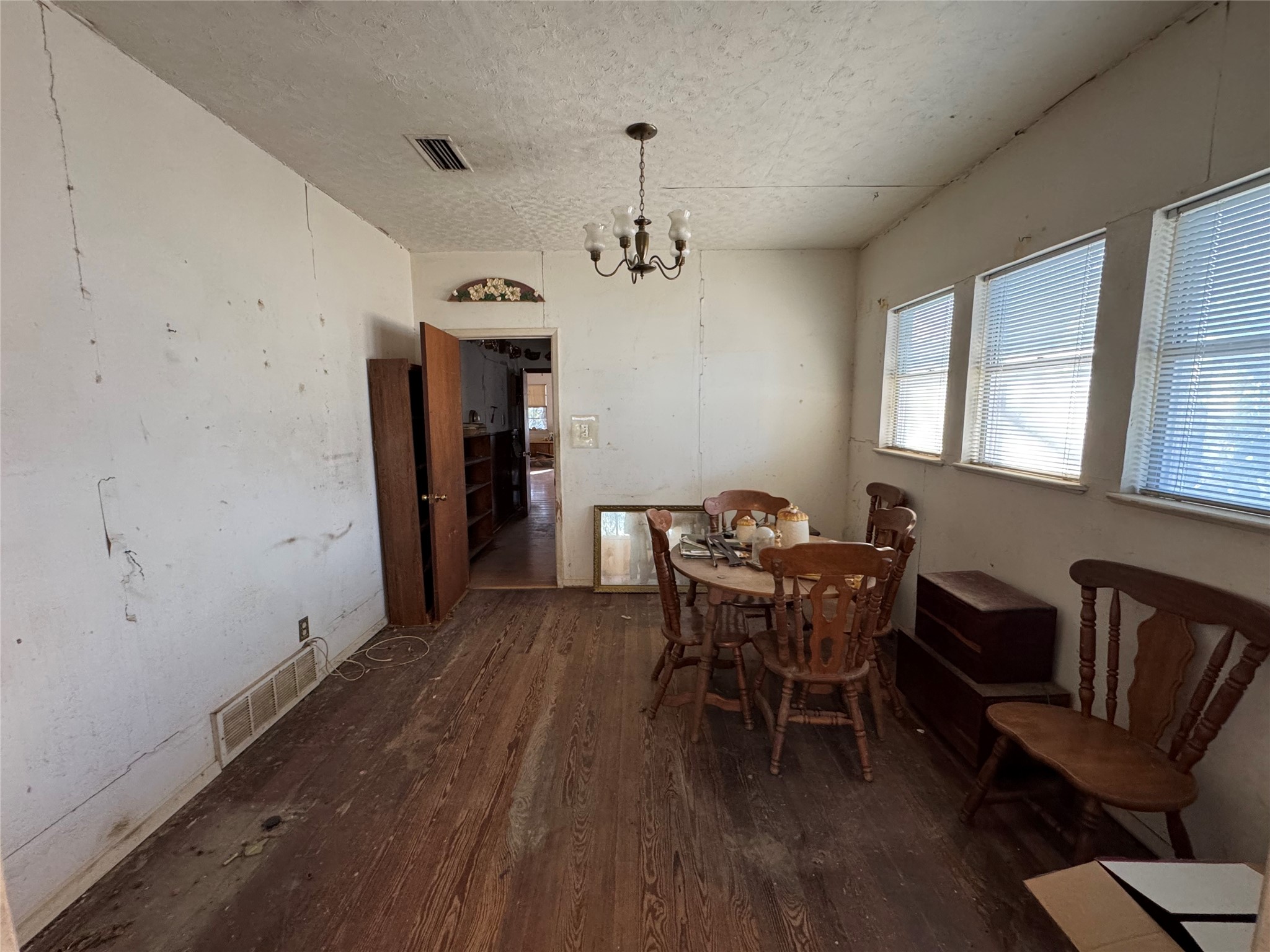 1009 W Erwin Avenue
