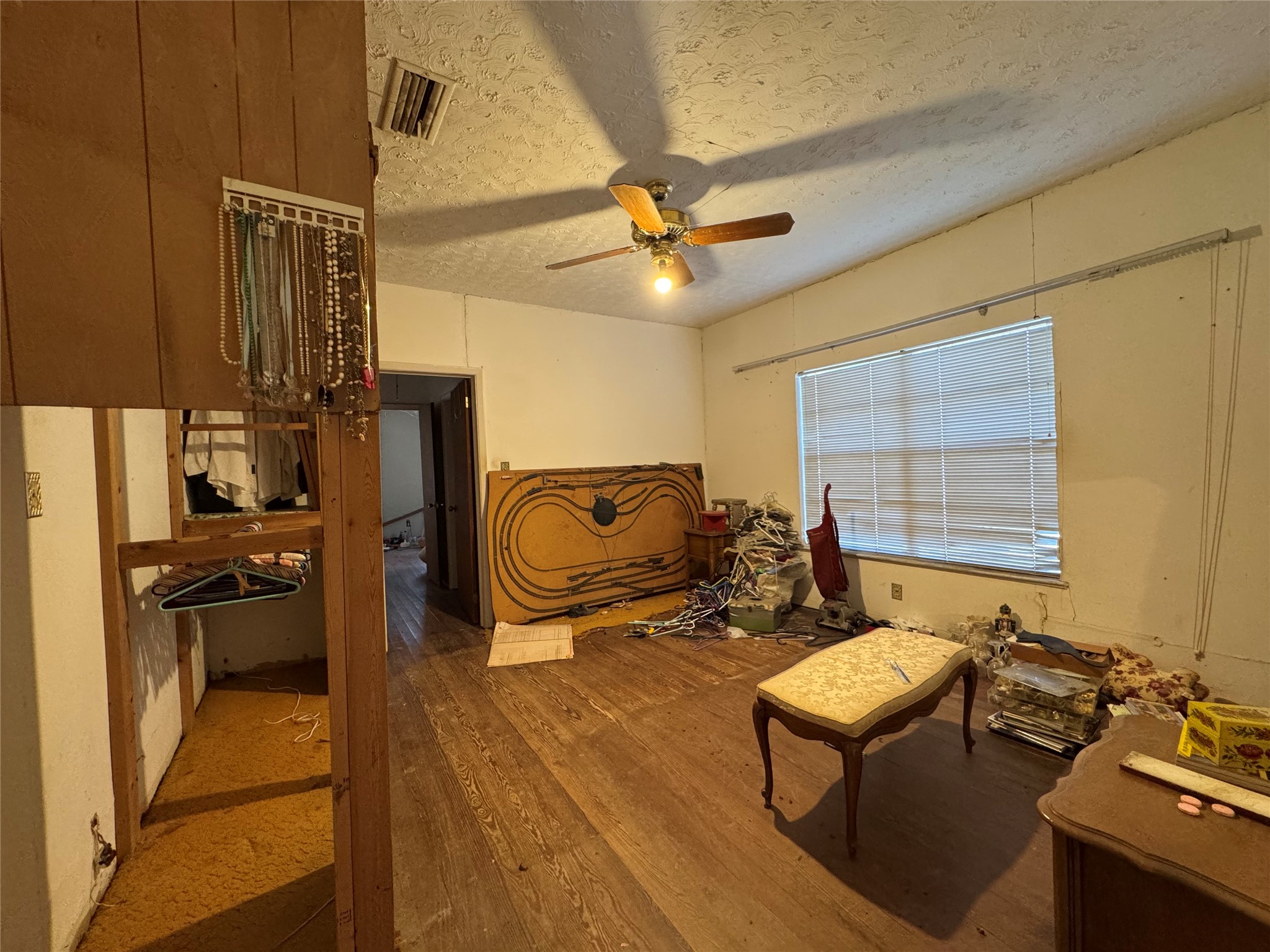 1009 W Erwin Avenue