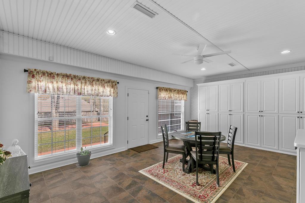 401 Gladstone Way