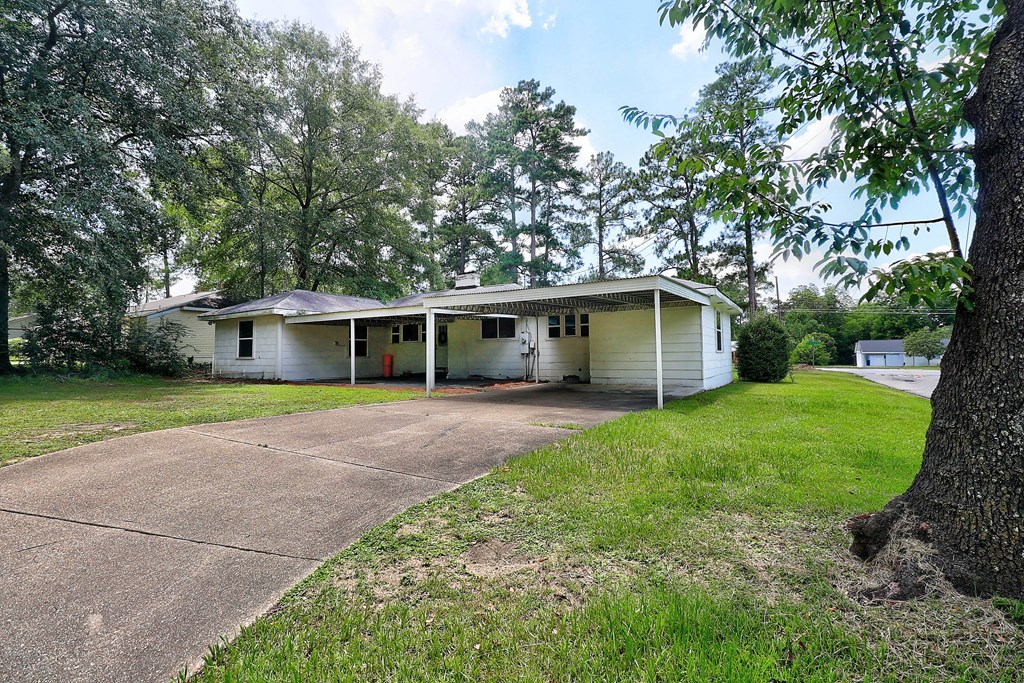 907 Woodland Dr