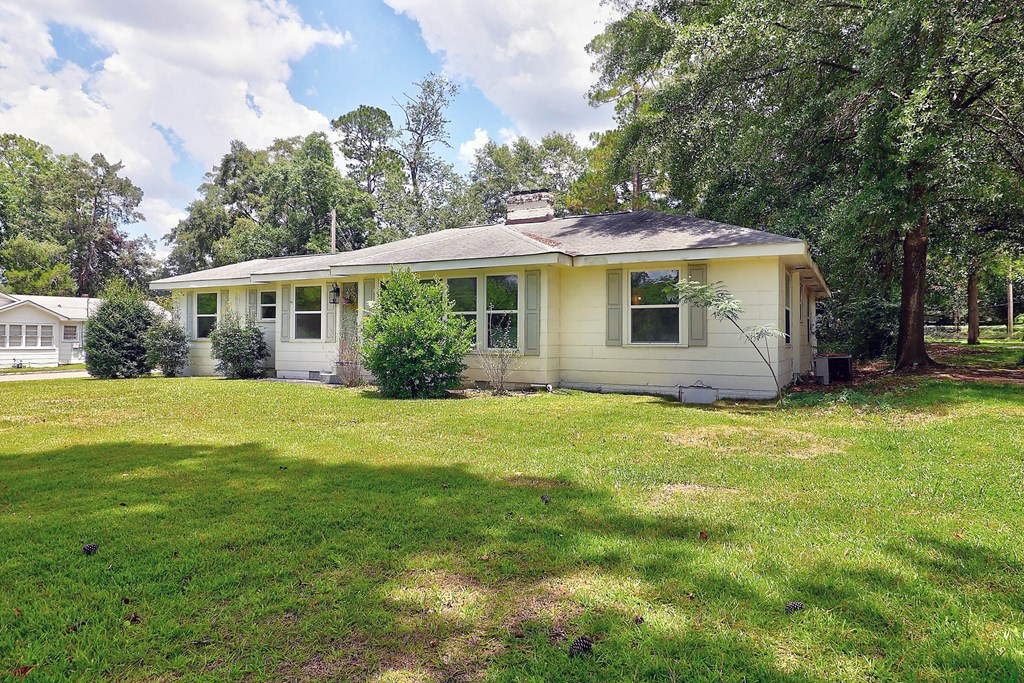 907 Woodland Dr