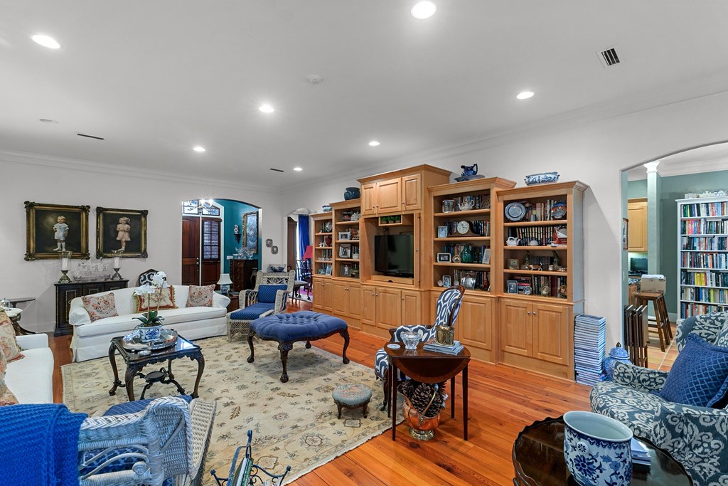 6 Williamsburg Place