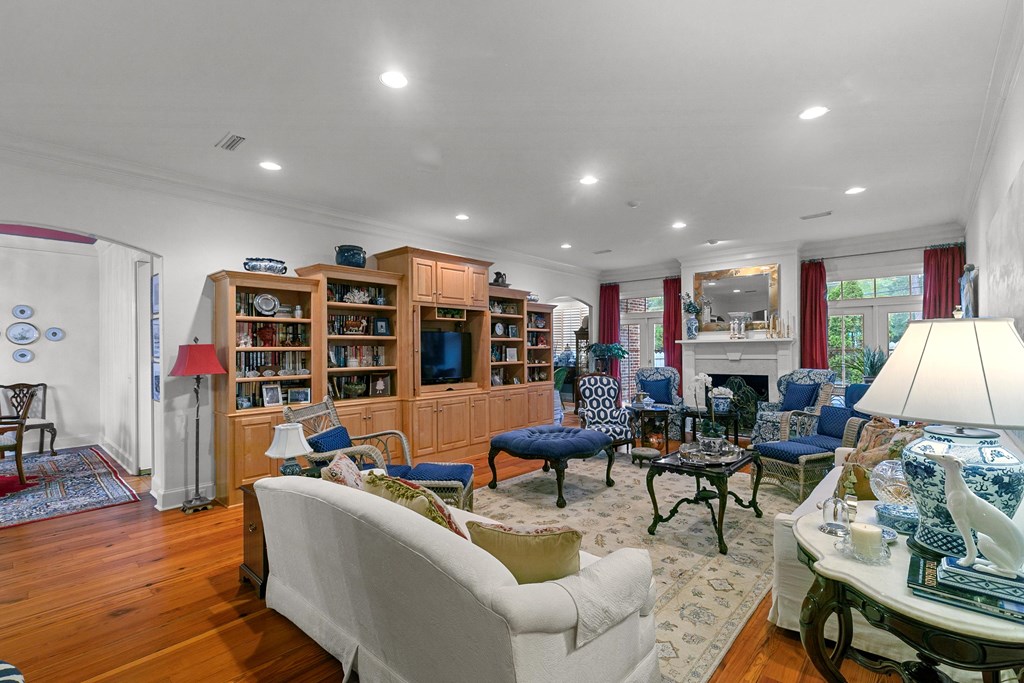 6 Williamsburg Place