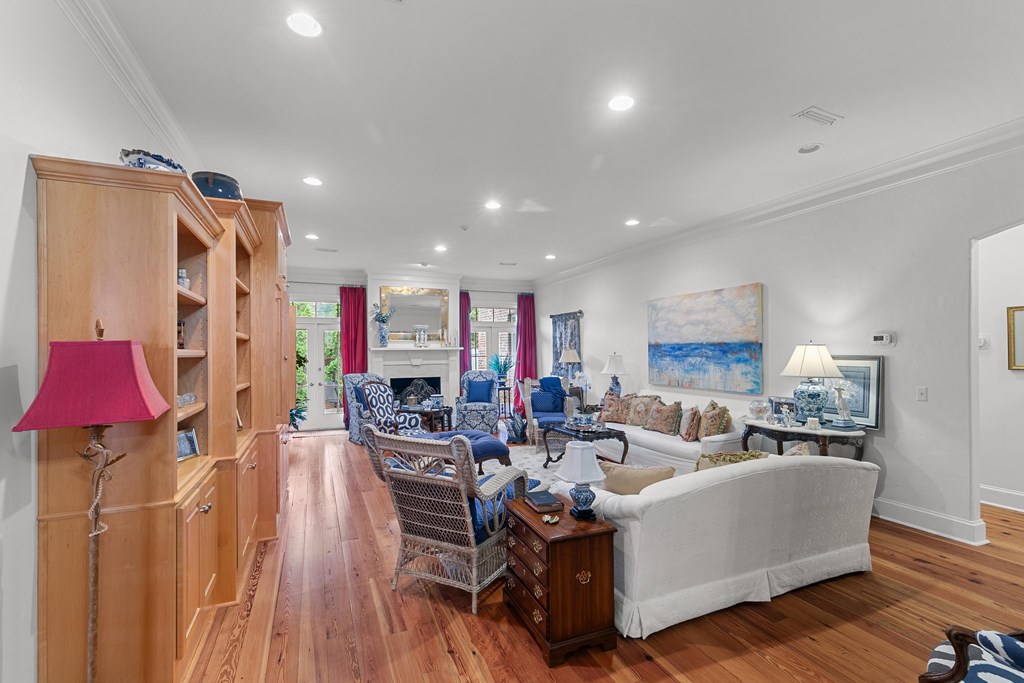 6 Williamsburg Place
