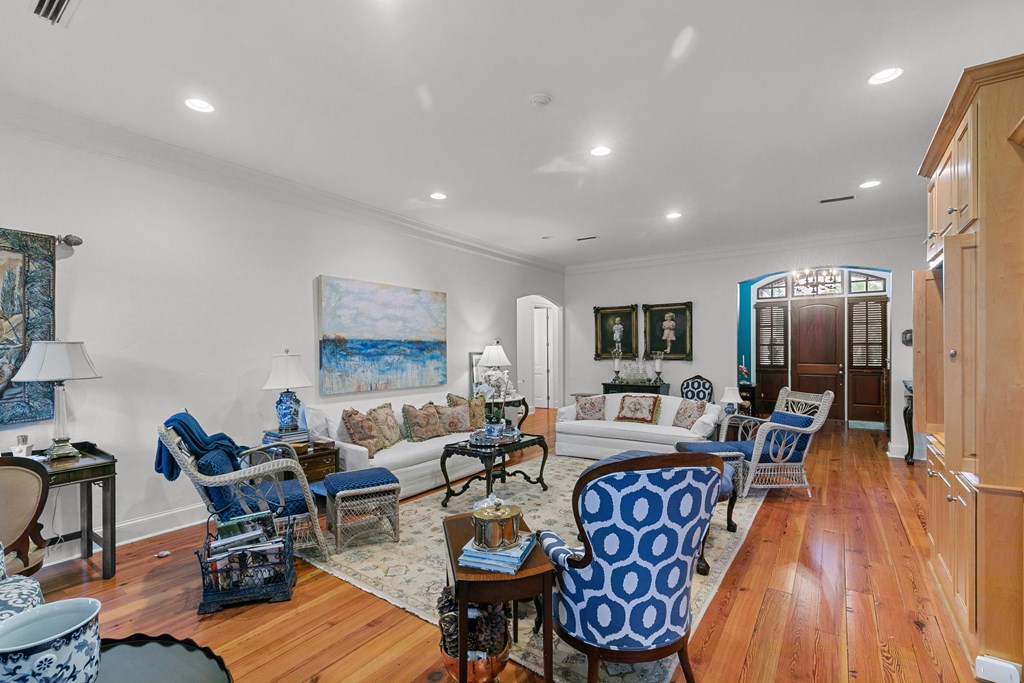 6 Williamsburg Place