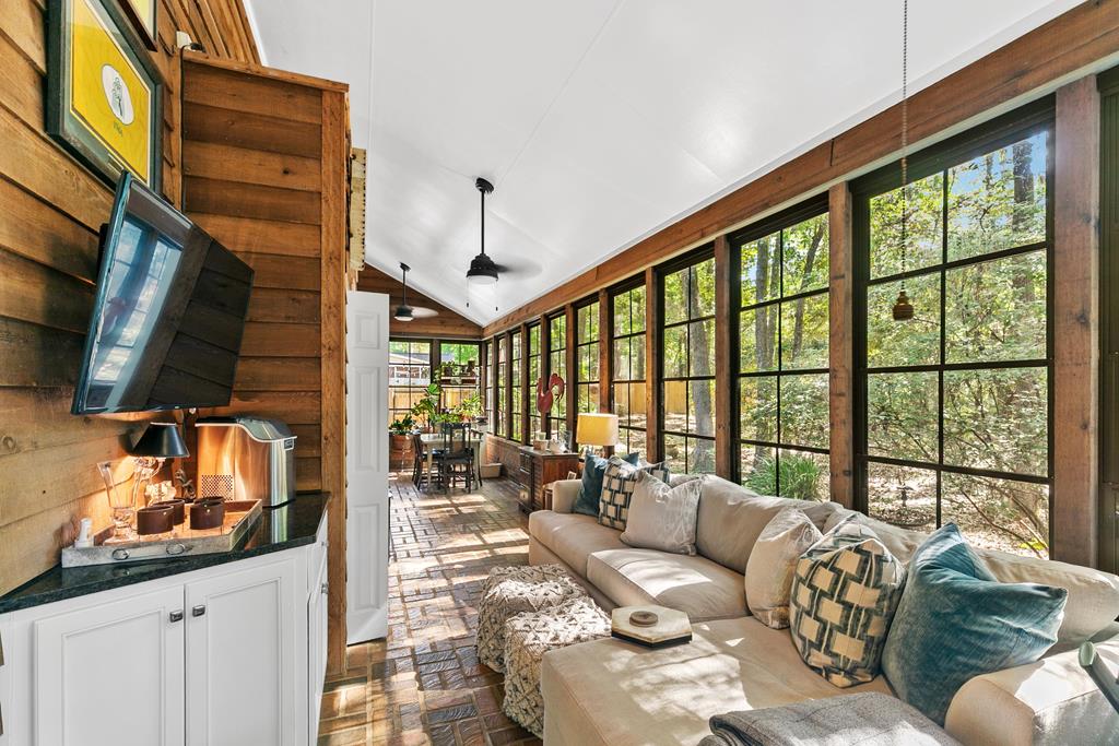 1205 Hillbrook