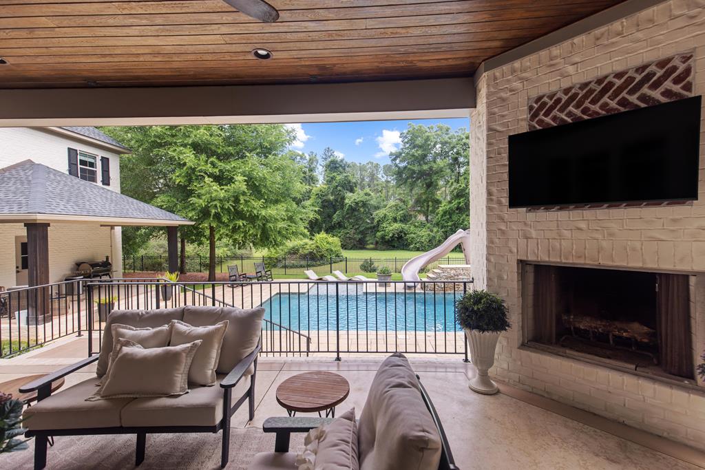 807 Liveoak Trail