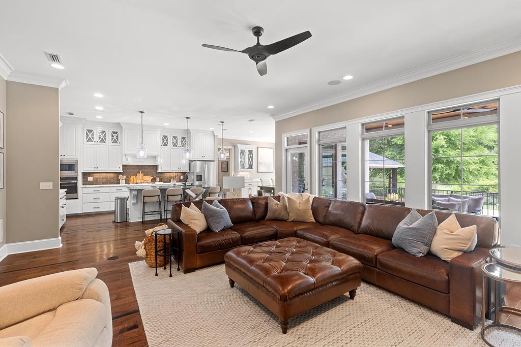 807 Liveoak Trail