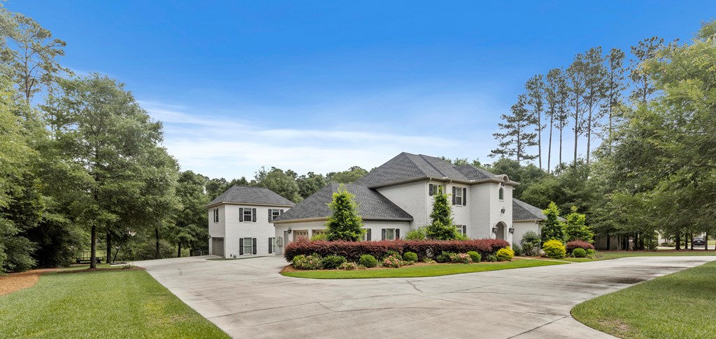 807 Liveoak Trail
