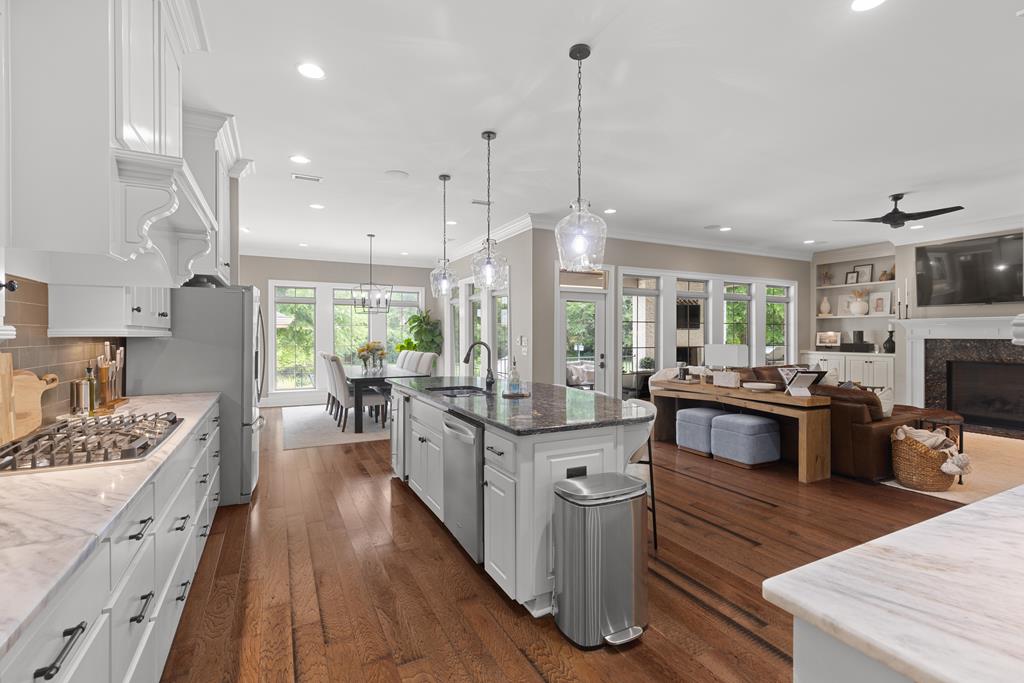 807 Liveoak Trail