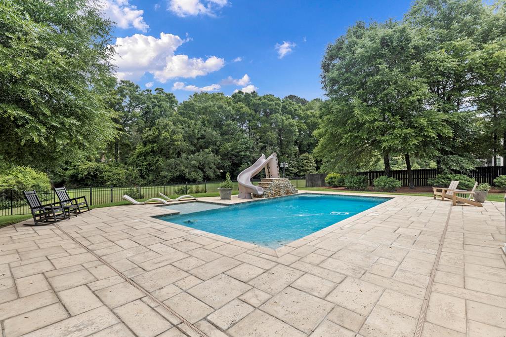 807 Liveoak Trail