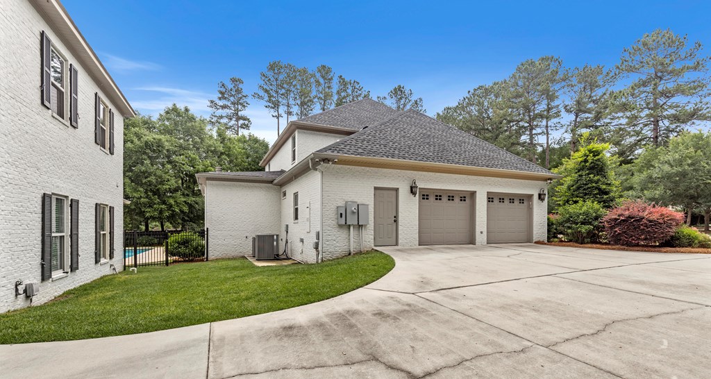 807 Liveoak Trail