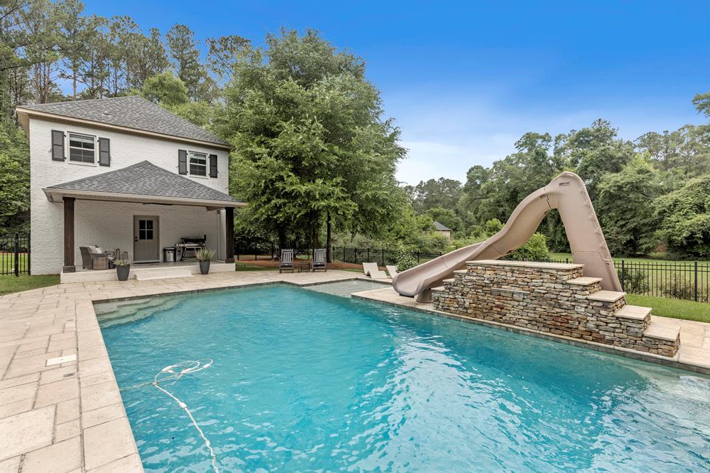 807 Liveoak Trail