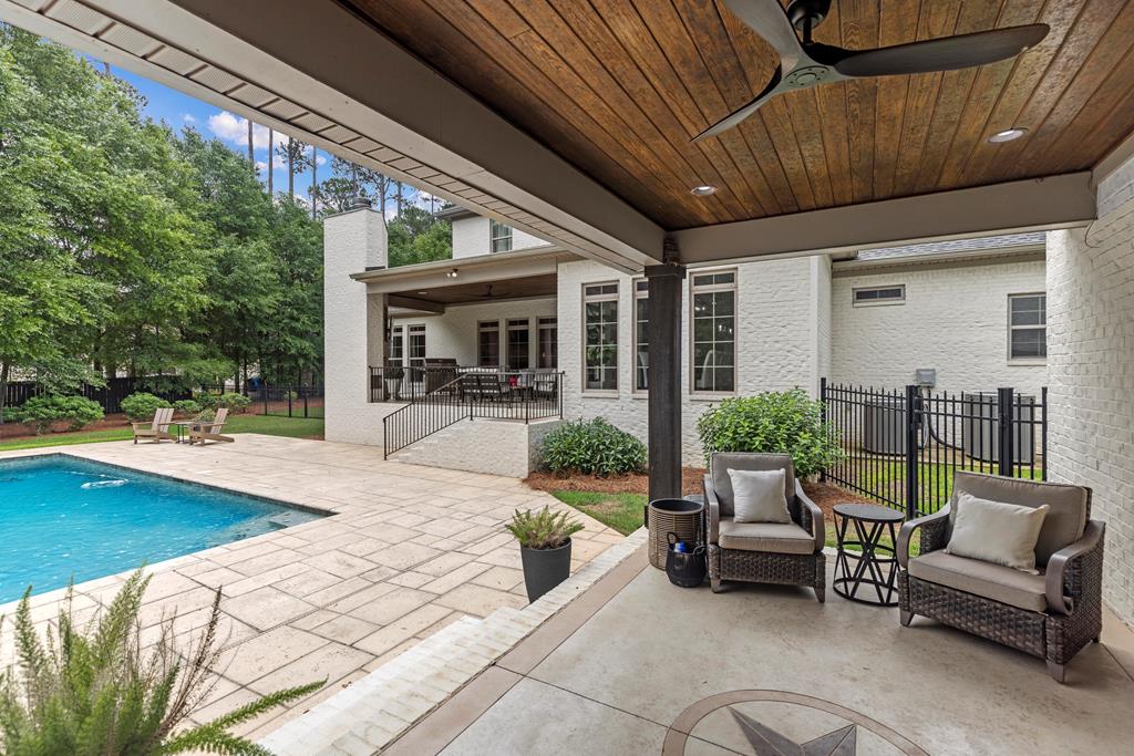 807 Liveoak Trail