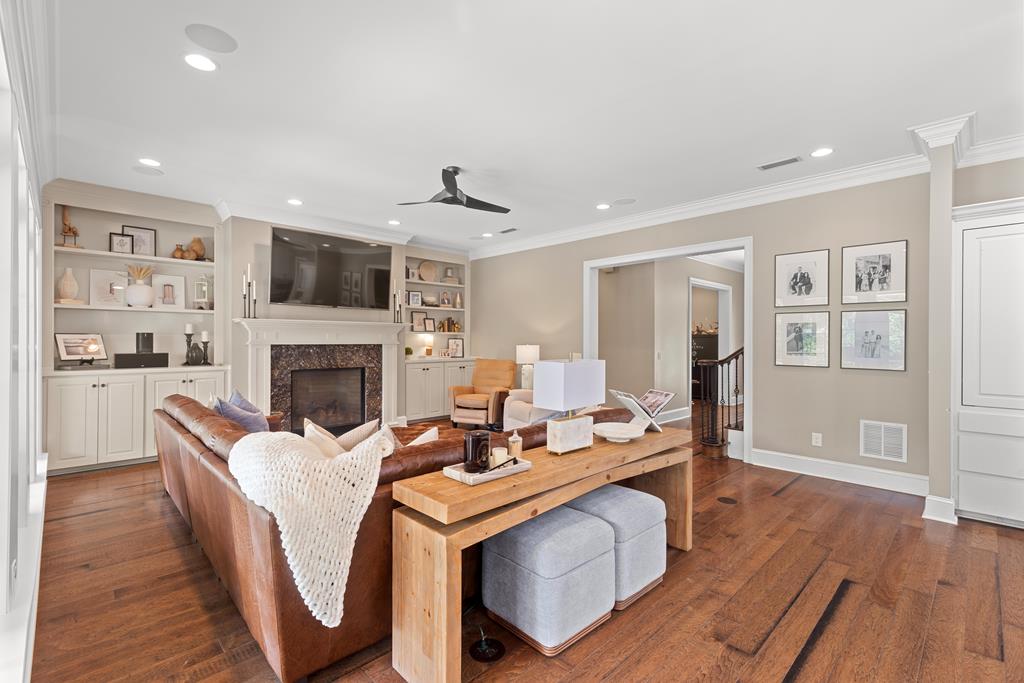 807 Liveoak Trail