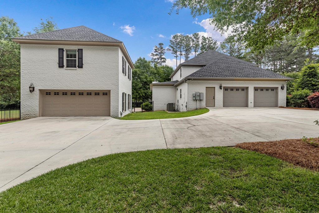 807 Liveoak Trail
