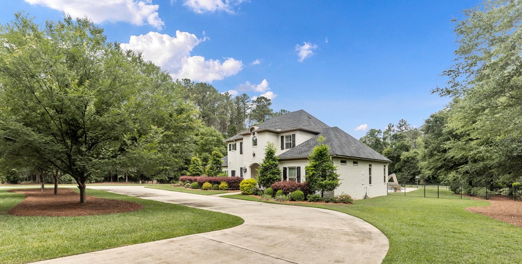 807 Liveoak Trail