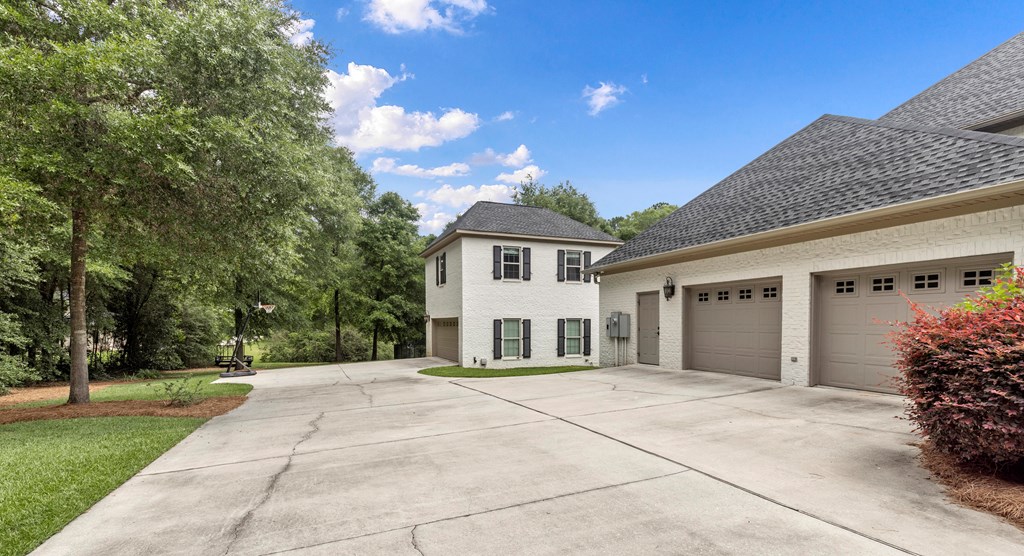 807 Liveoak Trail