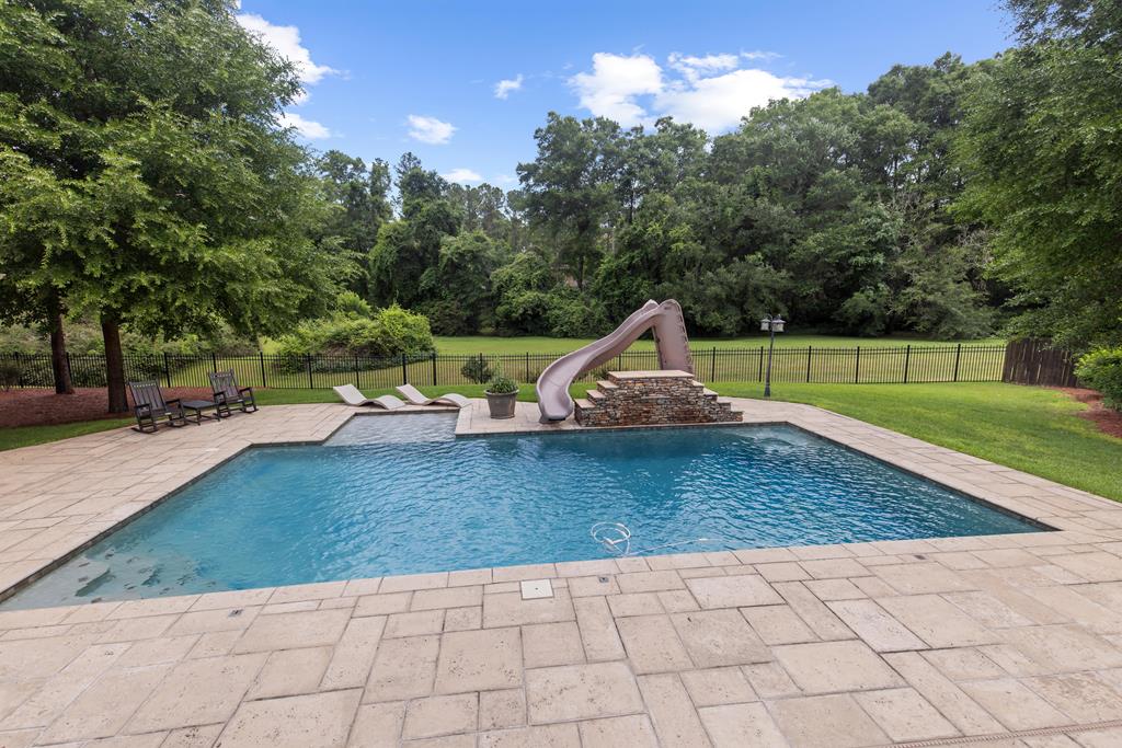 807 Liveoak Trail