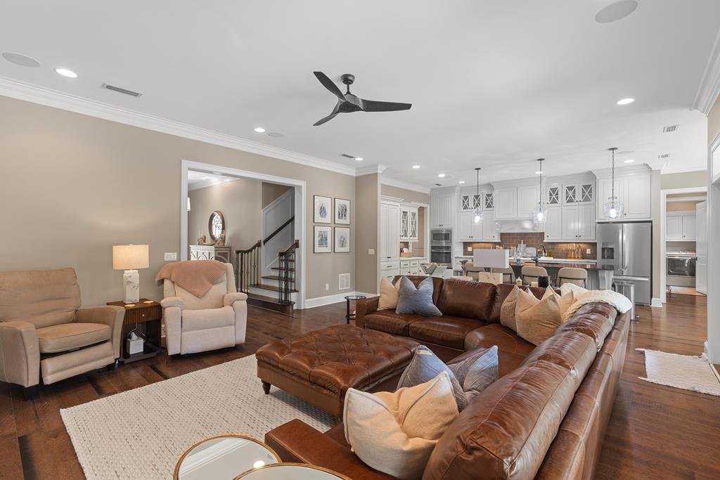 807 Liveoak Trail