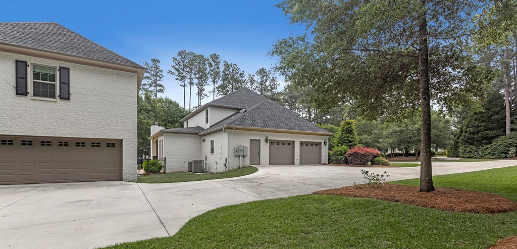 807 Liveoak Trail