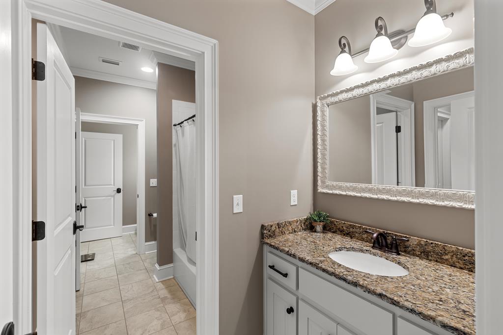 807 Liveoak Trail