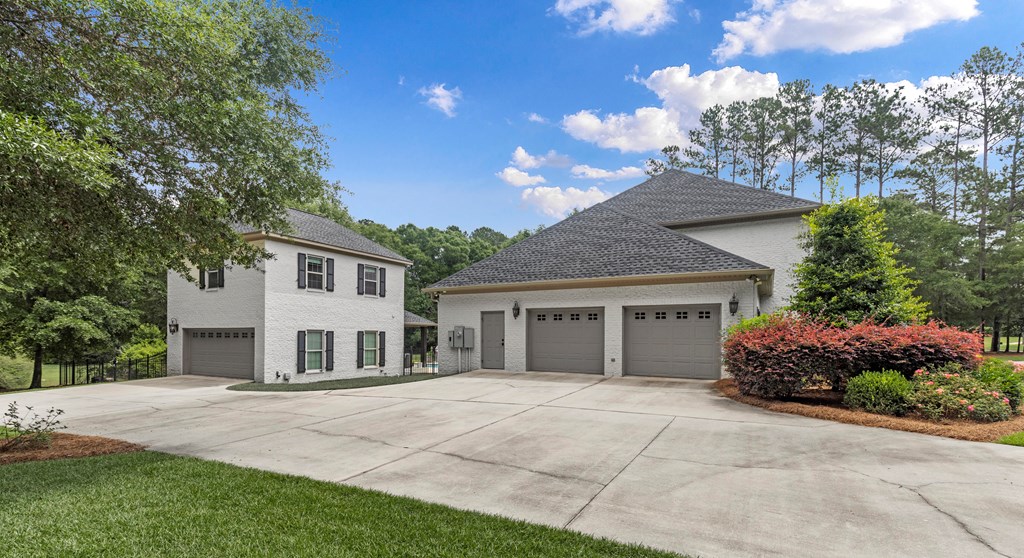 807 Liveoak Trail