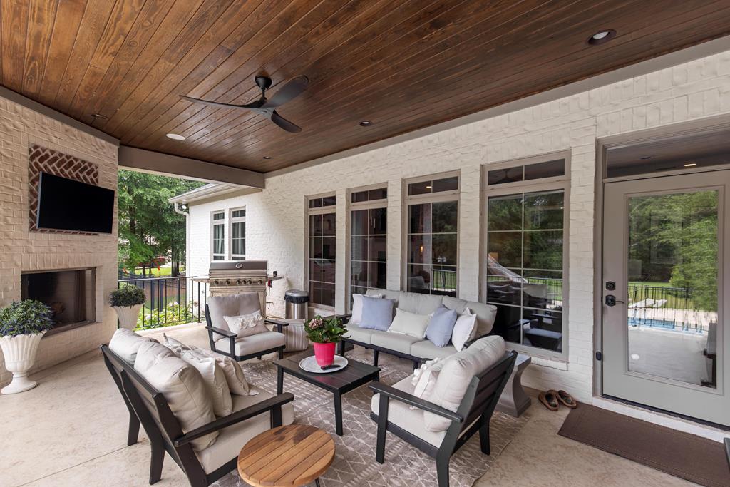 807 Liveoak Trail