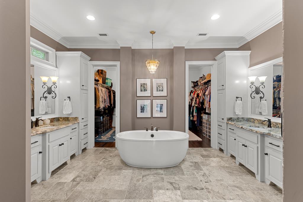 807 Liveoak Trail