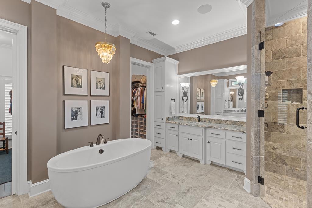 807 Liveoak Trail