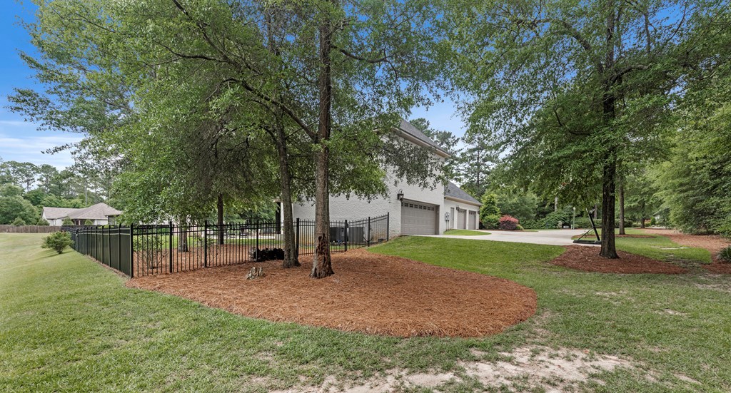 807 Liveoak Trail