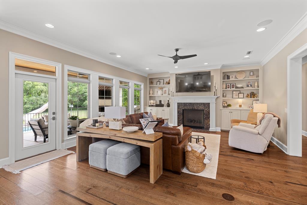 807 Liveoak Trail