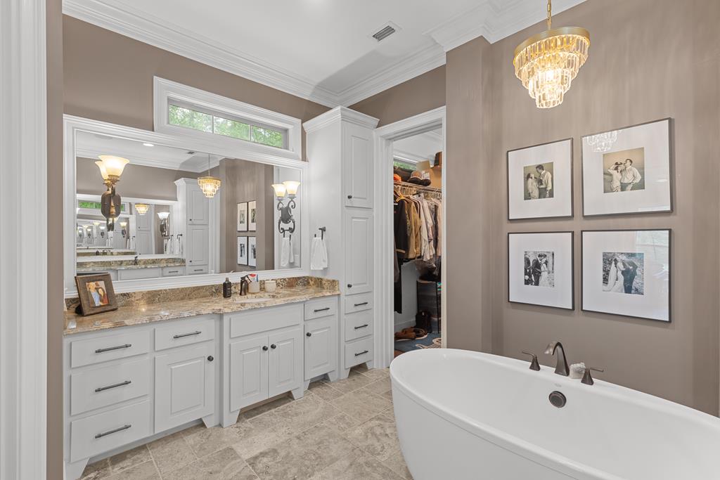 807 Liveoak Trail