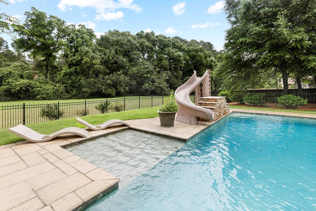 807 Liveoak Trail