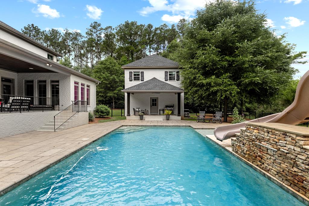 807 Liveoak Trail