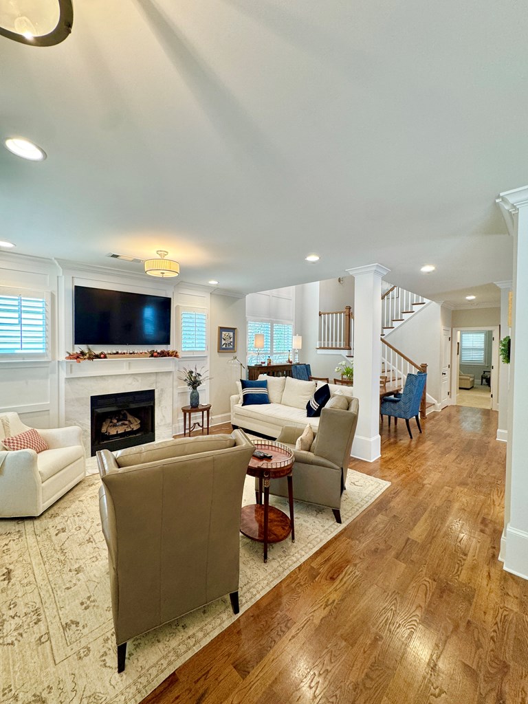 737 Queens Way