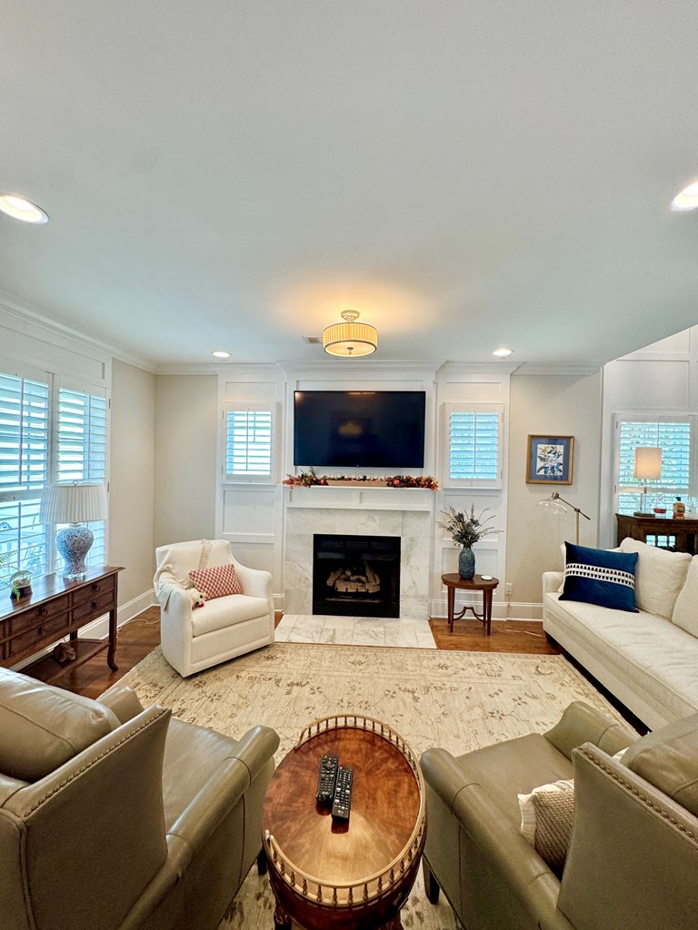 737 Queens Way
