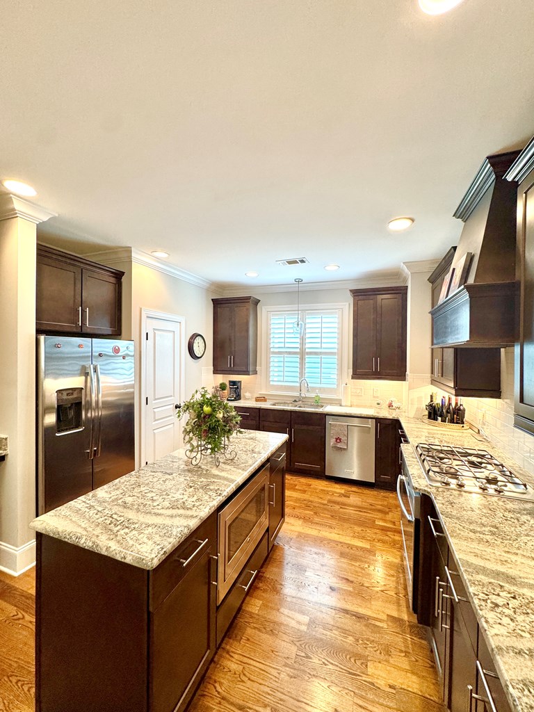 737 Queens Way